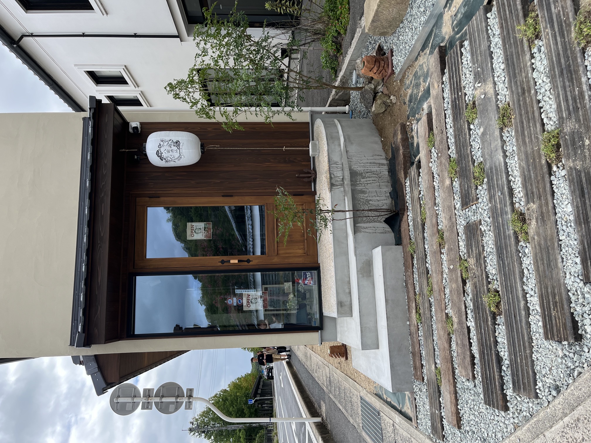八雲酒店の外観。まちなみに溶け込む店構え。
