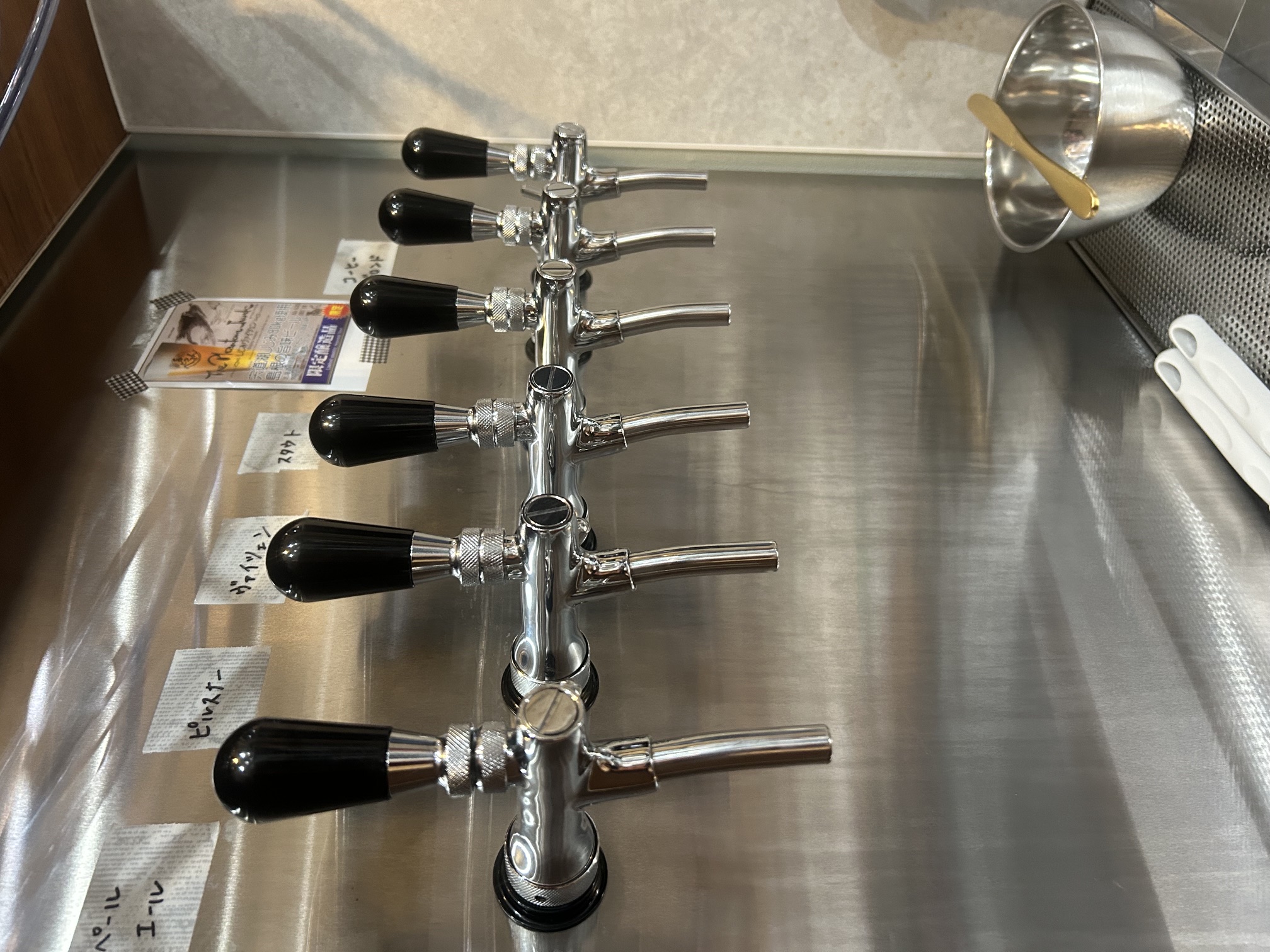 ビールサーバーから注がれるクラフトビール。