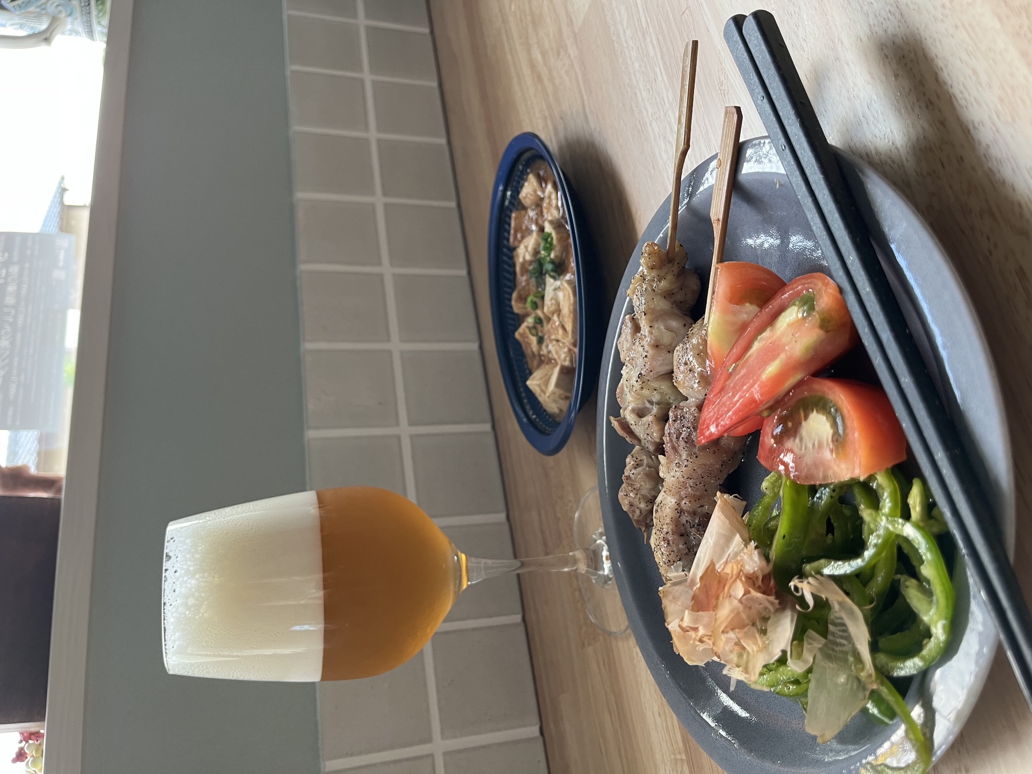盛り付けられた料理とクラフトビール。
